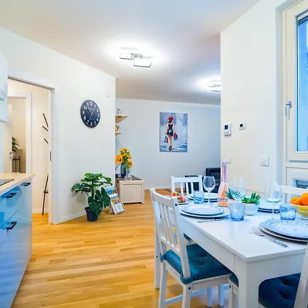 Iseo Lake 3-Bedroom Just 40 Meters From The Lake And 12 Meters From Piazza Garibaldi 伊塞奥